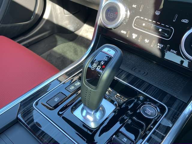【シフトレバー】ガン式のシフトレバーを採用したA/T　細かく制御された変速によりスムーズなドライビングをサポート。ショックもなく低速から高速域まで快適なドライブを提供します。