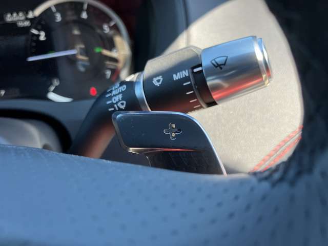 【ギアパドルシフト】マニュアルモードに変更が出来るパドルシフト。1速から8速までをご自身で操作しなが走行が出来ます。