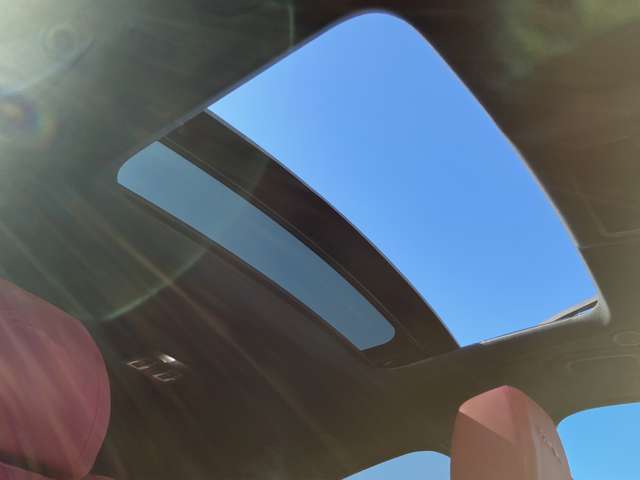【スライディングパノラミックルーフ】室内全体が明るくなり開放感のある車内！ゆったりと過ごせる車内を演出！