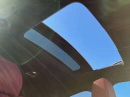 【スライディングパノラミックルーフ】室内全体が明るくなり開放感のある車内！ゆったりと過ごせる車内を演出！