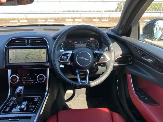 ムダのないインテリアデザインは運転席にお座りいただくと、上質なシートがお客様を包み込みます。ステアリングも握りやすい設計になっておりますのでとっさのハンドル操作も可能です。