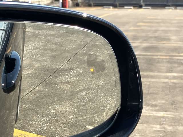 【ブラインドスポットアシスト】死角に車がしてもドアミラーの一部が光ってお知らせ！危険を感じるとハンドルが抵抗いたします。