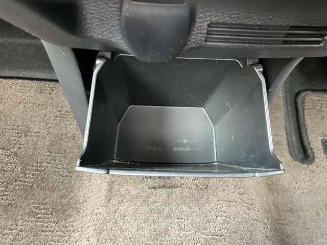 運転席と助手席の間に小物置きがございます！便利です！('◇')ゞ