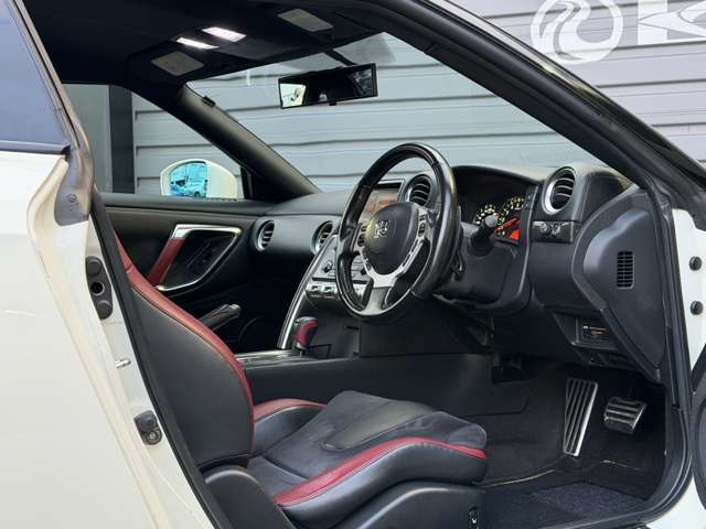 内装も非常に綺麗な状態が保たれております！スポーティーな内装がドライバーの気分をあげてくれますね！！GTRのパワーでどこまでも連れて行ってくれそうですね！！