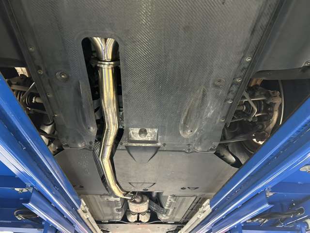下回りも非常に綺麗ですよ！！純正触媒にKUHLのマフラーをインストール！！こちらにスポーツ触媒などを追加で装着することも可能でございます！お気軽にご相談くださいませ！！