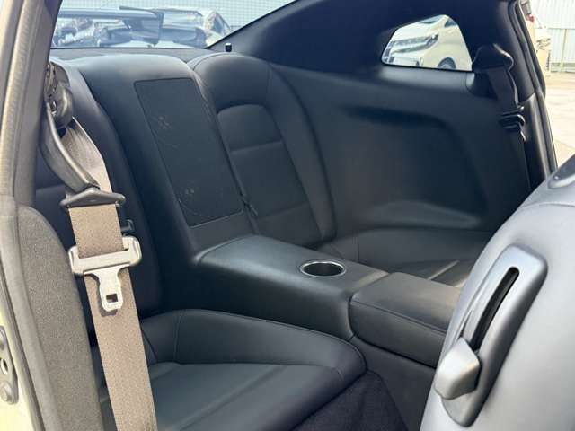 リアシートは2ドアとしては十分な広さが確保されております。使用感もほとんど感じないので、快適にドライブできますね！！4人乗りとなるのでいざという時に人が乗れるので助かります！！