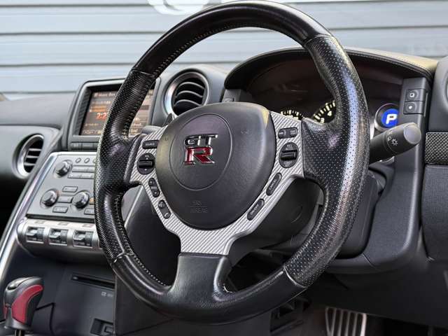 ステアリングのセンターにはやる気をあげてくれるGT-Rのロゴが！！カーボンステアリング等交換することも可能でございます！お気軽にご相談くださいませ！！