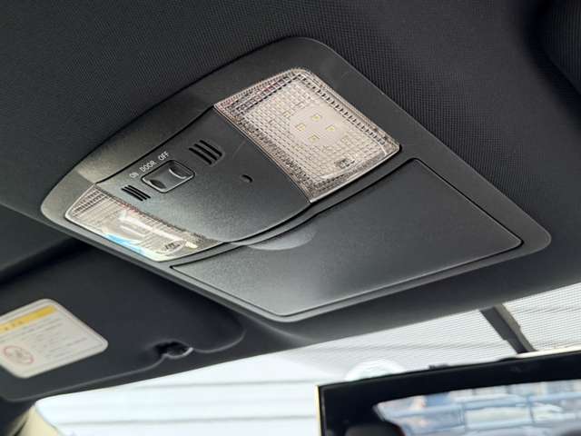 ルームランプもLEDの商品に交換されております！車内が明るく照らすことが可能でございます！純正だと少し暗いのでありがたい機能です！！