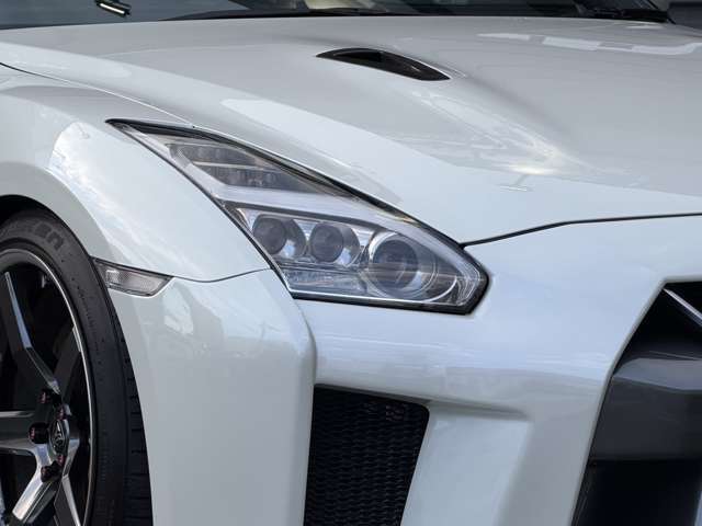 ヴァレンティ製のLEDヘッドライトに変更されております！デイライトが稲妻となっておりカッコいいですね！LEDとなっておりますので純正で悩みが多い暗いというポイントも解決ですね！安心の車検対応品となります！