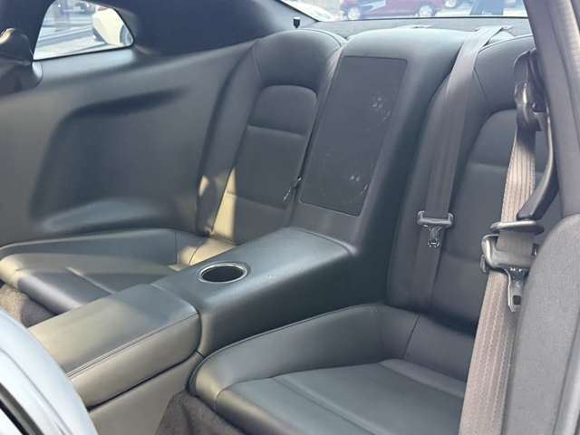 リアシートは2ドアとしては十分な広さが確保されております。使用感もほとんど感じないので、快適にドライブできますね！！4人乗りとなるのでいざという時に人が乗れるので助かります！！