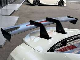 KUHLオリジナルミドルマウントGTウィングを装着させて頂いております！非常に大人気のウィングとなっております！GTウィングとトランクスポイラーをセットで装着することで車検対応品でございます！！