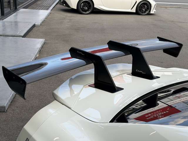 KUHLオリジナルミドルマウントGTウィングを装着させて頂いております！非常に大人気のウィングとなっております！GTウィングとトランクスポイラーをセットで装着することで車検対応品でございます！！