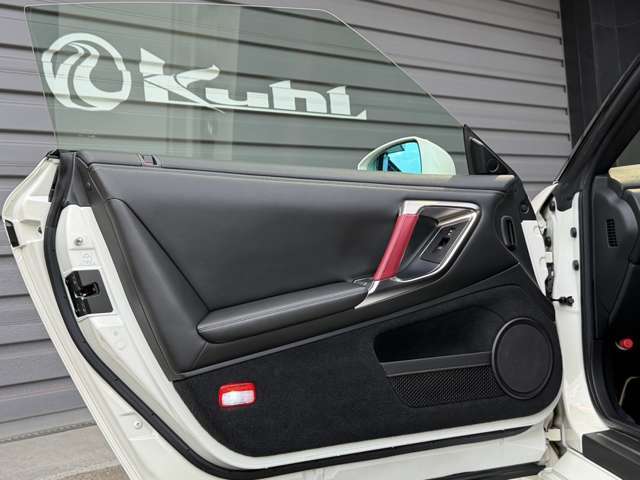 ドアパネルも使用感無く非常に綺麗な状態でございます！カーテシランプもLEDに代わっており、夜間もドアの開閉時に明るく照らしてくれます！！ブラックエディションならではの赤色のドアハンドルがカッコいいですね