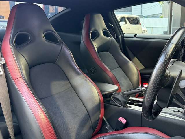 運転席シートとなります。使用感少なく非常に綺麗な状態でございます！！ブラックエディションなので、赤の差し色が入っており内装の高級感をUPしてくれますね！！