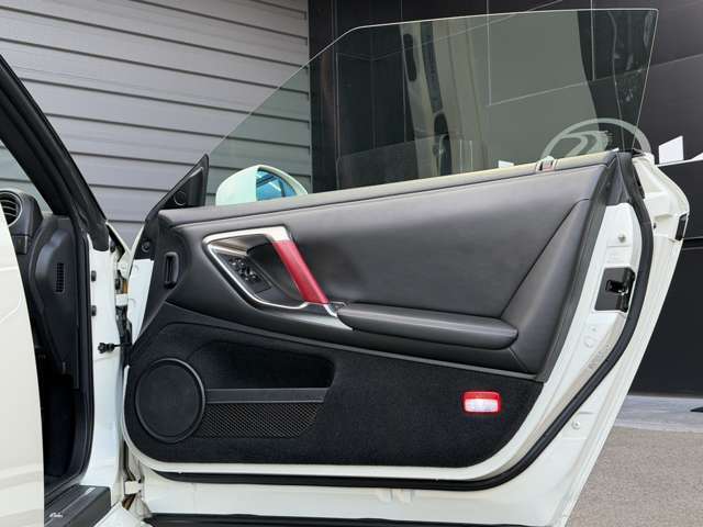 ドアパネルも使用感無く非常に綺麗な状態でございます！カーテシランプもLEDに代わっており、夜間もドアの開閉時に明るく照らしてくれます！！ブラックエディションならではの赤色のドアハンドルがカッコいいですね