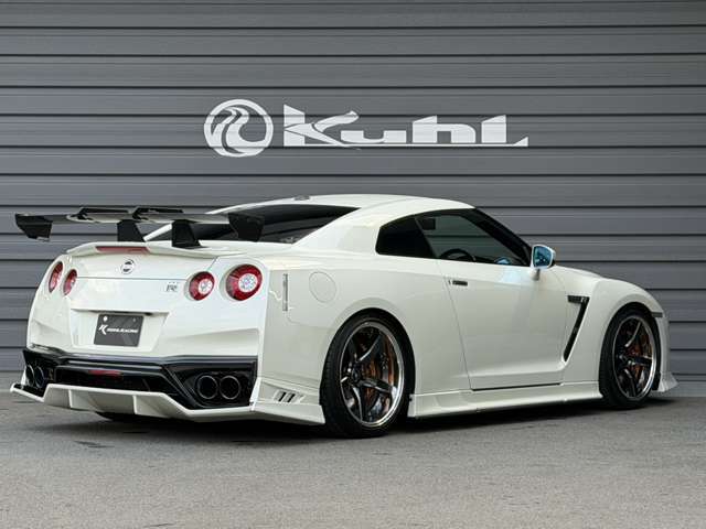 リアだけでも6点のエアロパーツが装着されております！クールのエアロパーツ一式交換しているので非常にスポーティーな印象となります！他のGTRと比べると違いが一目瞭然！おすすめの1台でございます！！