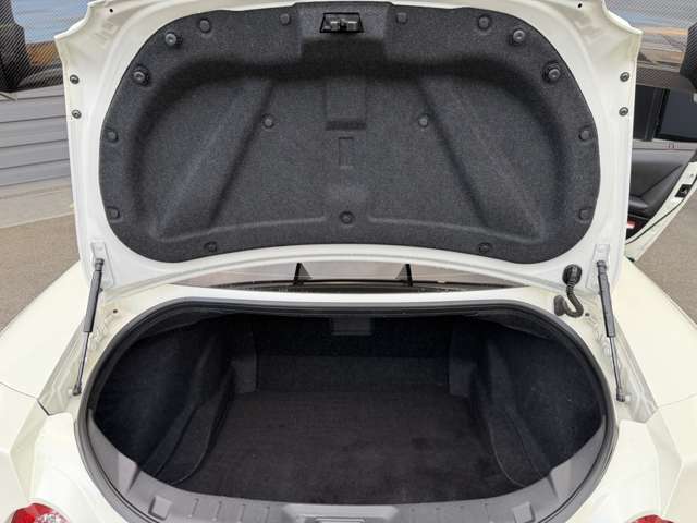 スポーツカーではなかなかない大容量のトランク！！キャリーケースはもちろん！ゴルフバックを積み込むことも可能でございます！ドライブはもちろん！旅行など様々な思い出を作ることが出来る1台です！！