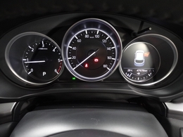 ”ドライバーを中心に一つ一つ丹念に磨き、力強さと上質さが融合した上質なデザインを採用しました！シンプルながらも落ち着いたメーターパネルは大人な雰囲気を演出します。”