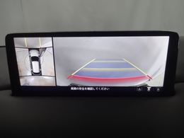 狭い場所での駐車やすれ違いなどでより的確な運転操作に役立つ360°ビューモニターが装備されています。