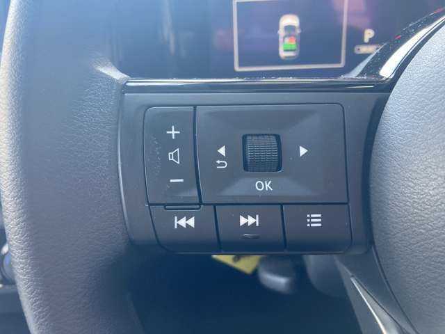 ■ステアリングスイッチ■ハンドル手元でオーディオの操作が簡単に出来ます。運転中でもナビまで手を伸ばさずに操作が出来て安心です。