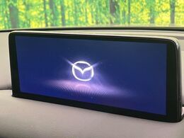 【純正ナビ】人気の純正ナビを装備しております。ナビの使いやすさはもちろん、オーディオ機能も充実！キャンプや旅行はもちろん、通勤や買い物など普段のドライブも楽しくなるはず♪
