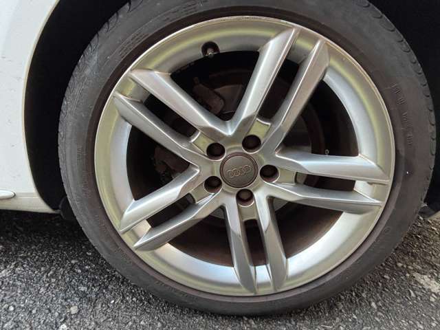 ボディとマッチした純正アルミ装着車となっております♪ガリキズやブレーキダスト等の汚れも少なくキレイな状態です♪車は足元からと言葉がピッタリな車両です♪夏・冬タイヤのご相談もお気軽にお申し付けください♪