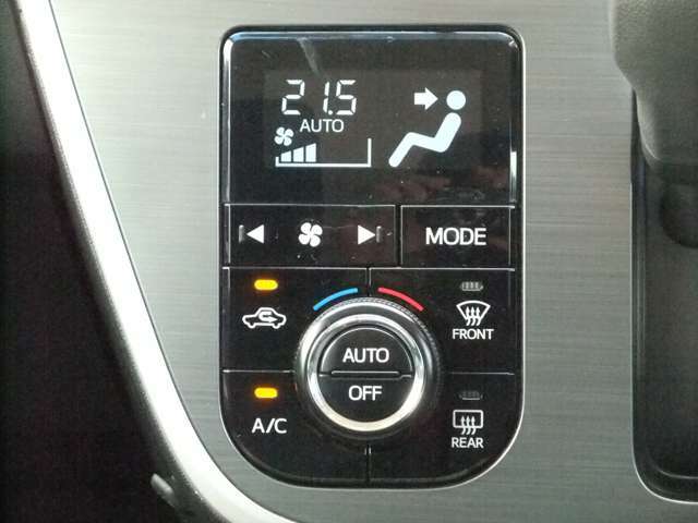 オートエアコンは温度設定が数字で確認できるので快適な空調で車内環境もばっちりですね！