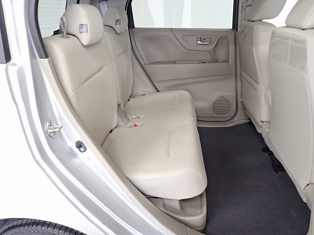 リアシートはシートを前後にスライドさせることが出来るので、足元を広くしたり、荷物が多い時は荷室スペースを広くとることも出来ます☆