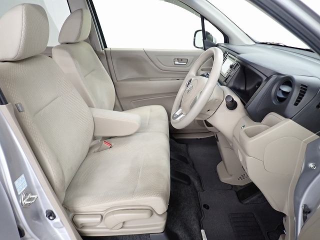 フロントシートはベンチシートで運転席と助手席の移動が楽々です。シートの高さも調整でき真ん中にはアームレストも装備されています！