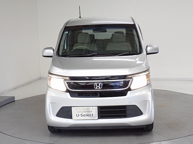 太陽光に近い青白くとっても明るい『ディスチャージヘッドライト』付き！　とっても明るく遠くまで光が届きますから夜間や雨の日のドライブには心強い装備です。またオートライトコントロールも装備しています。