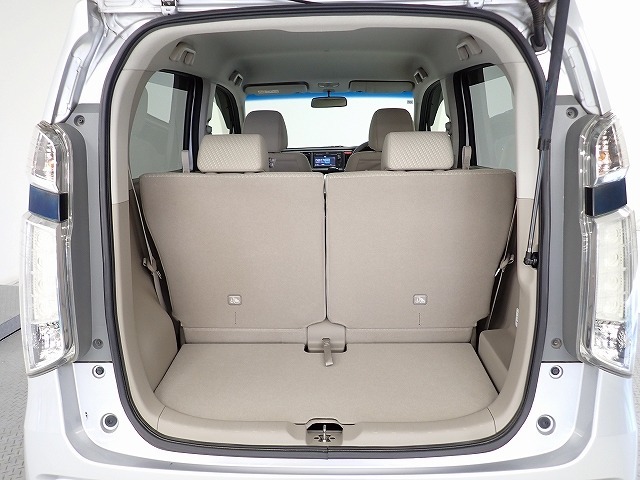 リアシートの後ろにはラゲッジスペースが確保されています。開口部も大きく床も低いので積み降ろしが楽です。