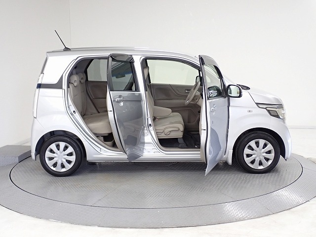 Honda独自のセンタータンクレイアウト、低床設計で床が低くドアも大きく開きますので、女性やお子様、ご年配の方にも一段と乗り降りがしやすくなっています。