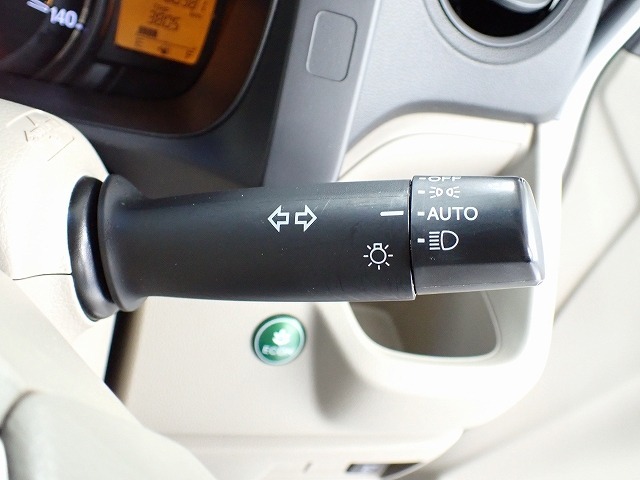 オートライトコントロールは暗くなるとヘッドライトを自動でつけてくれます。トンネルの多い郊外の道や、高速道路のトンネルを走行する時などは大変便利です。夕方、早目の点灯で安全も確保してくれます。