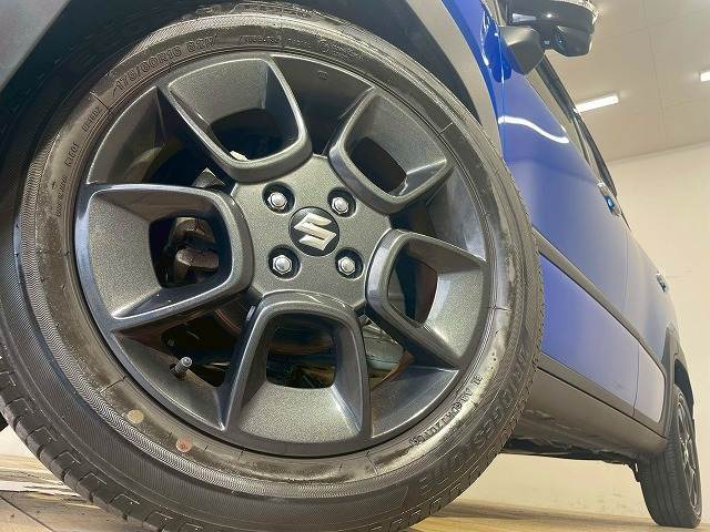 【純正アルミホイール】を装備しております。バランスのとれたアルミホイールは高速走行も安定性が高くなっております。