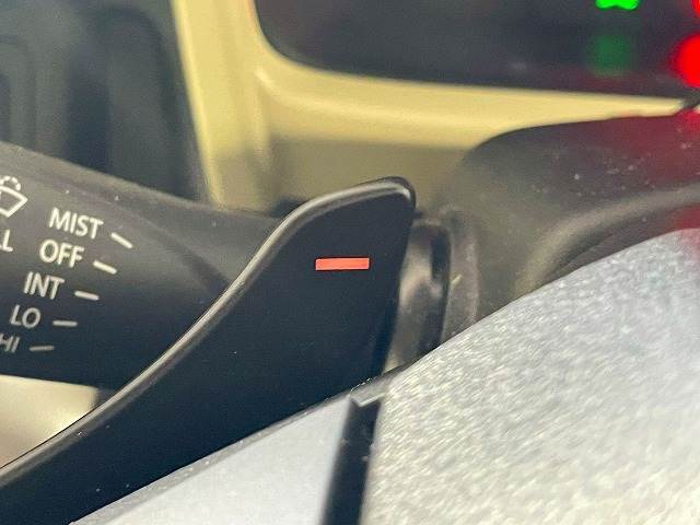 【パドルシフト】高速道路走行時など、エンジンブレーキを使用する際にはお手元で簡単にシフトダウン出来ます。