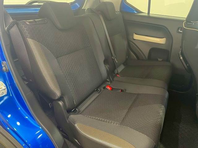 【リアシート】後部座席も気になるようなキズ・汚れやへたり等、大きなダメージはなく、良好な状態です。