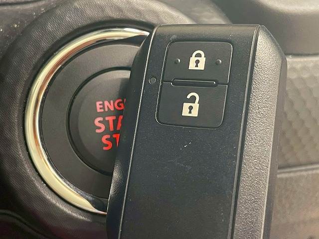 【スマートキー・プッシュスタート】キーを身につけている状態なら、ドアに付いているスイッチを押すだけで、ドアロックの開閉ができる機能。エンジン始動も便利です。
