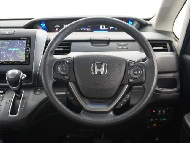 【Honda SENSING】 カメラ等装置で精度の高い検知能力を発揮、安全運転を支援します。ステアリング上のコントローラーに注目！