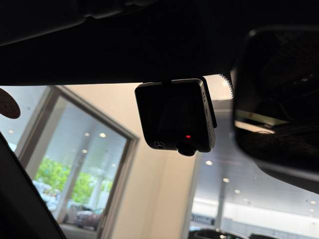 リバース連動型のバックカメラは、精度が良く、バックや縦列駐車もストレスなく止められます。カメラの性能も日々進化しており画質には私たちも驚かされます。ぜひ実車でのご確認をお願い致します！