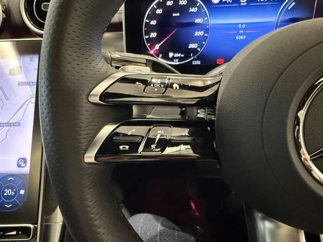 メモリー付きパワーシートが装備されている車両はシートの位置・ドアミラーの角度・ハンドルの位置を3名まで記憶出来ます。