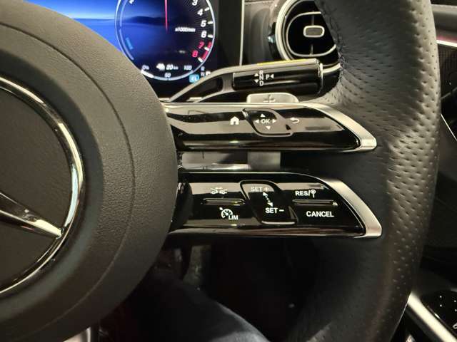 メモリー付きパワーシートが装備されている車両はシートの位置・ドアミラーの角度・ハンドルの位置を3名まで記憶出来ます。