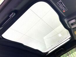 【ガラスルーフ】ガラスルーフ搭載で車内の解放感が一気にアップ！開放的なドライブをお楽しみいただけます。
