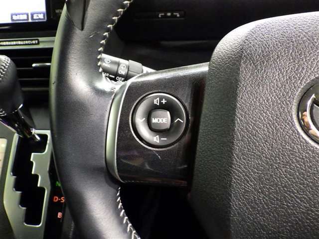 ステアリングスイッチ装備！運転しながら手元でオーディオの操作などができます。