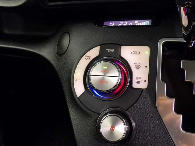 【オートエアコン】お好みの温度に設定して頂くと、車内の温度を自動調整♪快適にクルマの中を過ごして頂けます。