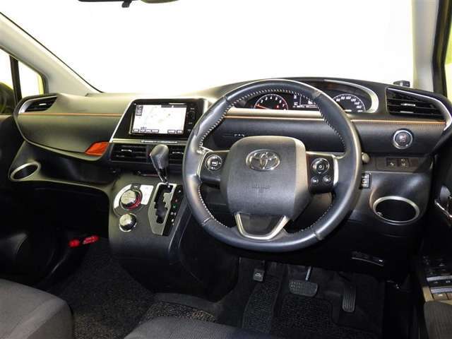 運転の際、常に目にする部分だけにシックで飽きのこないデザインが良いですね。