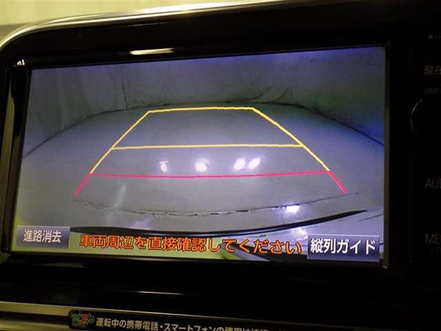 バックモニターも装備しております。バックギアに入れるとナビ画面に車の後方が映し出されます。これで後方確認も安心！