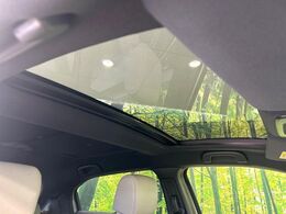 【ガラスルーフ】ガラスルーフ搭載で車内の解放感が一気にアップ！開放的なドライブをお楽しみいただけます。