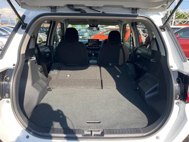 普段のお買い物や通勤、送迎等に十分な荷室スペースを確保しております。セカンドシートを倒すと、大きな荷物の積載も可能です♪