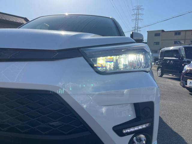 【LEDヘッドライト】悪天候や夜間走行時も良好な視界を確保し安心して運転できる高輝度LEDヘッドライトを装備！点灯速度が早く、消費電力も抑えられています。