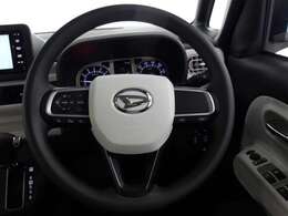 快適な操作性の運転席です。ハンドルも綺麗に清掃済みです。